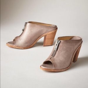 EUC FRYE IZZY ZIP MOTO MULES IN FAWN